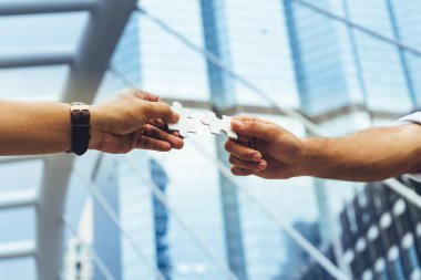 Bağlantı konsepti. Yapboz parçaları olan eller.