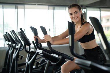 Jimnastik, spor, spor, spor konsepti gibi spor aletleriyle egzersiz yapan kadın. Spor salonunda esneme hareketleri yapan genç bir kadın. Sağlık konsepti değişikliği.