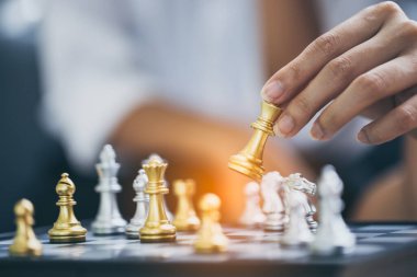 İş kadınlarının eli, satranç oyununda satranç figürlerini oynatıyor. strateji, yönetim veya liderlik kavramı.