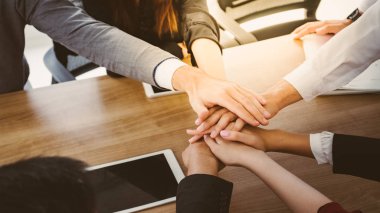 İş dünyasındaki takım çalışması, ortaklık ve sosyal bağlantı kavramı bir araya gelir. Çeşitli insanların el ele tutuşması. Gönüllü hayır işleri yapma gücü, insanların el ele tutuşması..