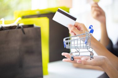 Bir el arabası. Çevrimiçi alışveriş, çevrimiçi alışveriş fikri tüketicilerin internet üzerinden doğrudan mal satın almalarına olanak sağlayan bir elektronik ticaret biçimidir.