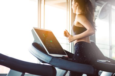 Jimnastik, spor, spor, spor konsepti gibi spor aletleriyle egzersiz yapan kadın. Spor salonunda esneme hareketleri yapan genç bir kadın. Sağlık konsepti değişikliği.