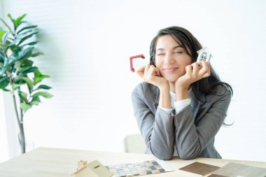 En iyi ev seçimi. Ev sahibi ve mimar yeni ev hayalleri kuran kadınlar..