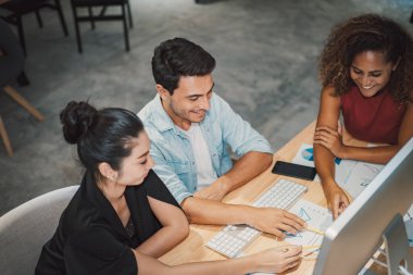 İş dünyasında planlama, risk ve strateji. İş adamları Planlama Stratejisi Analizi Konsepti ile tanışıyor. Yönetici iş adamları, yatırım planlama projesiyle ilgili konferans için beyin fırtınası yapıyor..