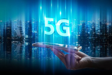 Dijital 5G ağ hologramına sahip akıllı telefonu tutan kişi.