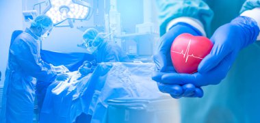 Çalışmaları sırasında hastayı çevreleyen birkaç cerrah ve bir kalp tutan bir doktor ya da cerrah. Sağlık sigortası kavramı. Doktor elleri kırmızı kalbi kardiyogramla, sağlık konseptiyle tutuyor..