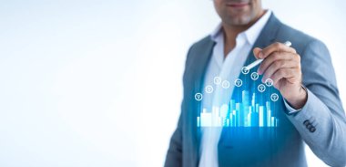 Akıllı hizmetleri ve ikonları olan akıllı bir şehri elinde tutan bir iş adamı. Nesnelerin interneti, ağlar ve konsept konsepti. Şehrin hologramı ve kablosuz ikonu..