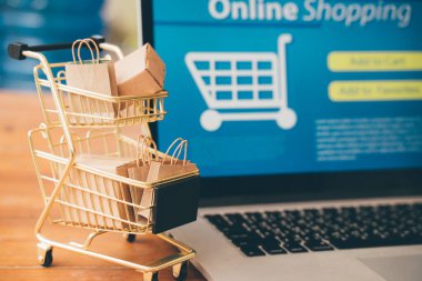 Çevrimiçi alışveriş ve iot (şeylerin interneti) kavramı. Dizüstü bilgisayarda bir tramvayda kutular. Çevrimiçi alışveriş ve çevrimiçi alışveriş fikirleri tüketicilerin İnternet üzerinden doğrudan bir satıcıdan mal satın almalarıdır.