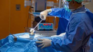 Sigorta reklamı için hastane konseptinde doktor operasyonu. Modern ameliyathanede tıbbi ekip ameliyat yapıyor.