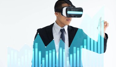 Sanal gerçekliğe sahip iş adamı 3D grafikler ve finansal değişkenler düzenliyor. VR kulaklıklı güler yüzlü işadamı dijital grafiklerle çalışıyor..