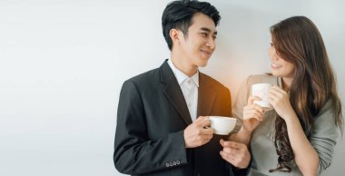 Asyalı çiftler ferahlatıcı bir kahve içip fotokopi çekiyorlar..