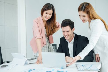 Toplantı başlangıç iş adamları grup, genç yaratıcı iş arkadaşlarınızla ekibi ve ofis planı proje yeni tartışırken, Girişimciler, takım çalışması, beyin fırtınası, planları, profesyonel yatırımcı analiz.