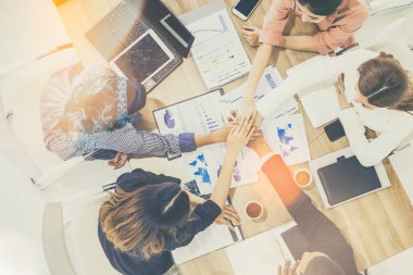 Güzel iş adamları el ele tutuşur. Akıllı İnsanlar İçerde Çapraz İşlem. Takım Çalışması Konsepti. Başarılı İş Adamları Takım Çalışması İlişki Konsepti. Top View. Modern ofisteki mutlu iş arkadaşları..