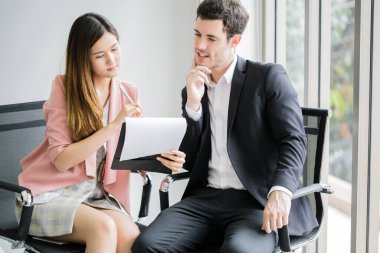 İş yerindeki iş adamları iş yerinde eğleniyor ve sohbet ediyorlar. Ofiste çalışan iş adamlarının işbirliği ve analizi.