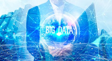 Büyük veri konsepti, IoT (Nesnelerin İnterneti). Küresel bağlantıyla el ele tutuşan iş adamının çifte maruz kalma unsurları. ICT (Bilgi İletişim Teknolojisi) Smart şehir konsepti.