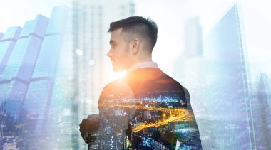 Modern ofisteki rahat iş adamının portresi. Çifte pozlama şehri Business 'ın genç adamı ofis penceresinin önünde iş görüşüyle rahatlıyor..