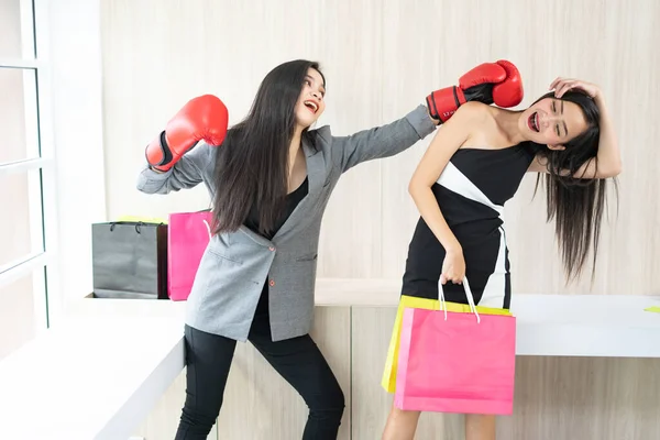 Mooie Vrouwen Met Bokshandschoen Shopping Boxing Day Concept Met Een — Stockfoto