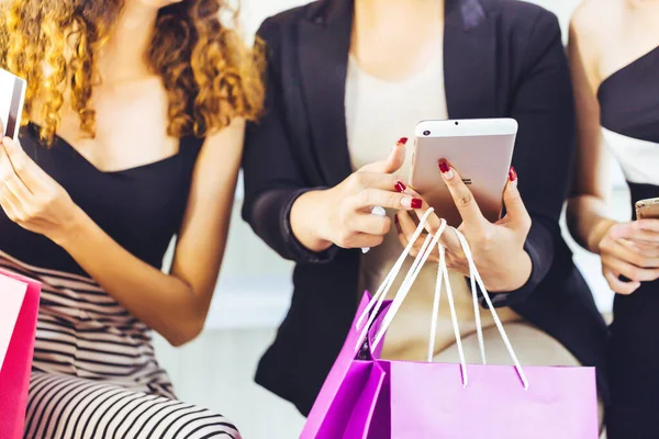 Mooie Meisjes Houden Boodschappentassen Vast Met Een Smartphone Een Glimlach — Stockfoto