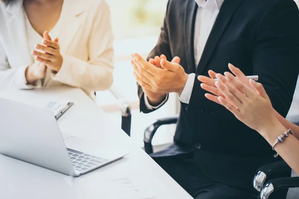 Zakenmannen Zakenvrouwen Klappen Hun Handen Ondertekening Van Een Overeenkomst Contract — Stockfoto