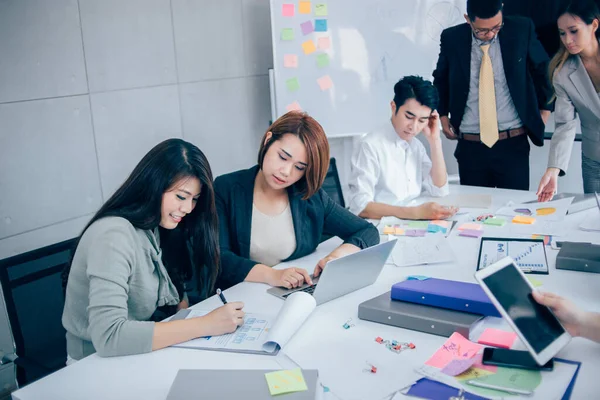 Mujer Negocios Que Presenta Sus Colegas Una Reunión Líder Equipo — Foto de Stock