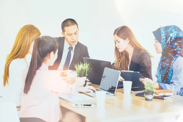 Reunião Negócios Gerente Discutindo Trabalho Com Seus Colegas — Fotografia de Stock