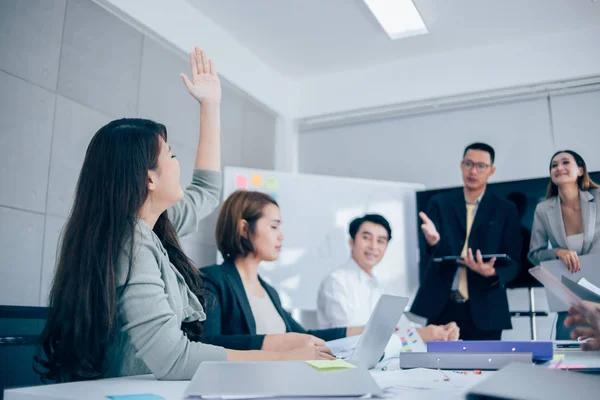 Mujer Negocios Que Presenta Sus Colegas Una Reunión Líder Equipo — Foto de Stock