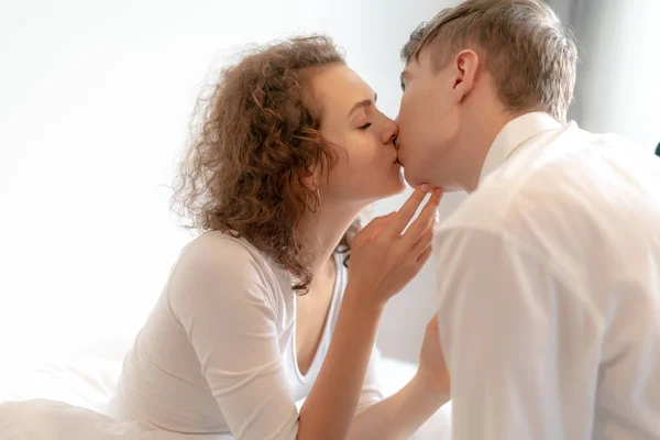 Jeune Couple Romantique Mignon Assis Face Face Embrasser Ensemble Lit — Photo