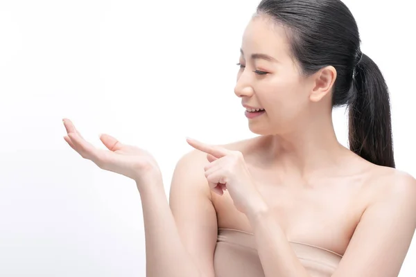 Przetarg Azjatycka Kobieta Naturalnym Makijażem Wskazując Rękę Prezentując Miejsca Kopiowania — Zdjęcie stockowe