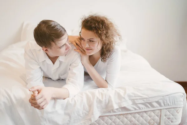 Jeune Couple Romantique Mignon Couché Face Face Lit — Photo