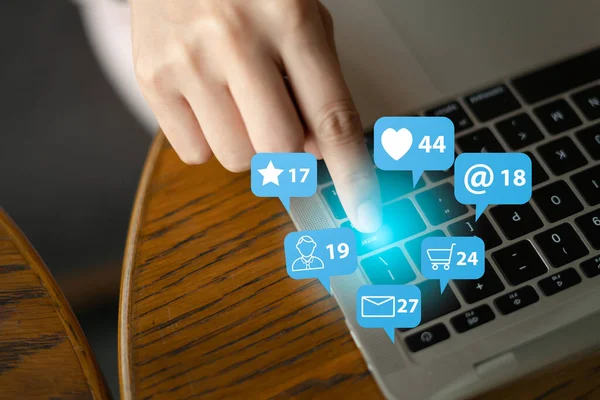 Genç Asyalı kadın akıllı telefon kullanıyor, adam rahatlıyor ve akıllı telefon kullanıyor. İkon, sosyal medya kavramı. Kahve dükkanında sosyal medya kavramı olan telefona parmak basıyor..