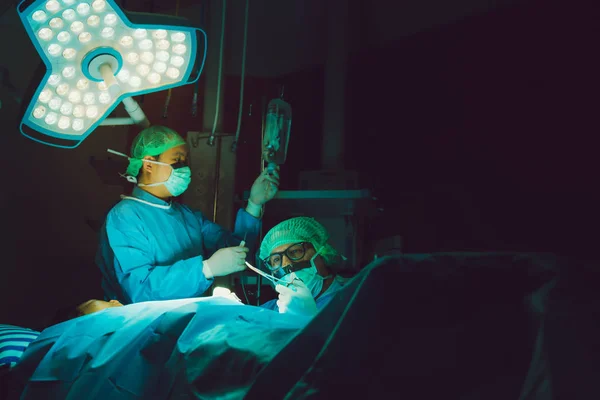 Equipe Cirurgia Operando Uma Sala Cirúrgica — Fotografia de Stock