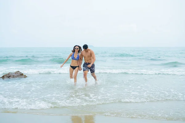 Feliz Pareja Alegre Que Divierten Corriendo Mar Juntos Las Vacaciones — Foto de Stock