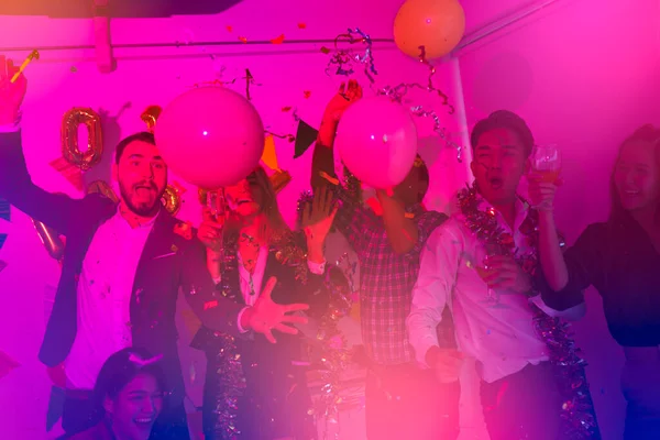 People Party Nightclub Group Friends Celebrate Party Throwing Confetti While — Stock Photo, Image