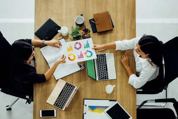 İş yerindeki iş adamları eğleniyor ve sohbet ediyorlar. Modern ofisteki mutlu iş arkadaşları..