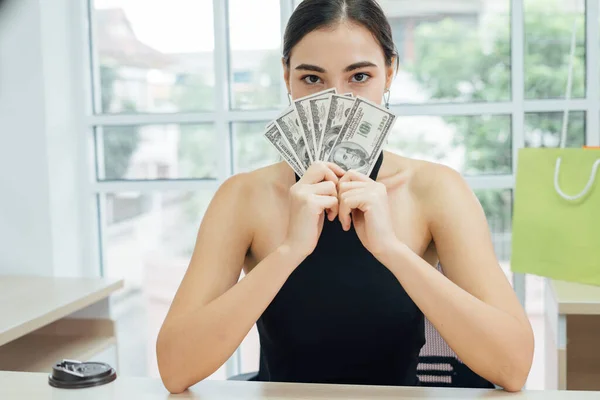 Приваблива Жінка Тримає Купу Доларів Банкнот Офісі Після Успіху Інвестувати — стокове фото