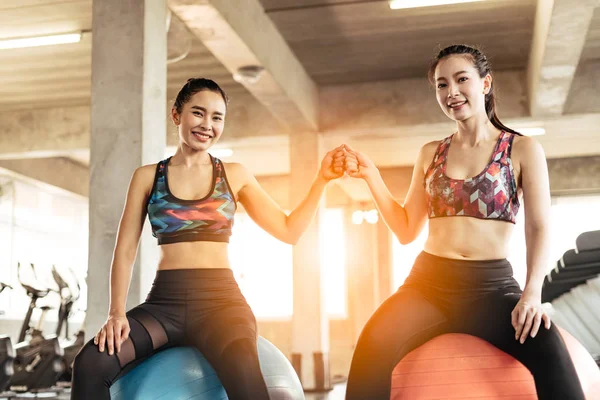 Beautiful Asian Women Giving Fist Bump While Working Out Gym — 图库照片