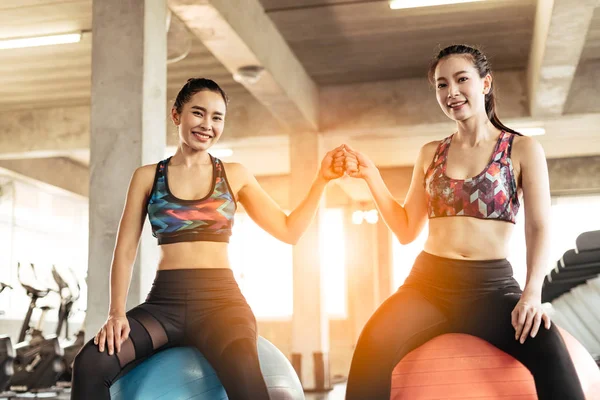 Hermosas Mujeres Asiáticas Dando Puño Golpe Mientras Entrenan Juntos Gimnasio — Foto de Stock