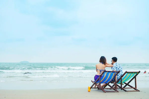 Joven Pareja Luna Miel Sentada Playa Tailandia Sillas Mientras Viajan — Foto de Stock