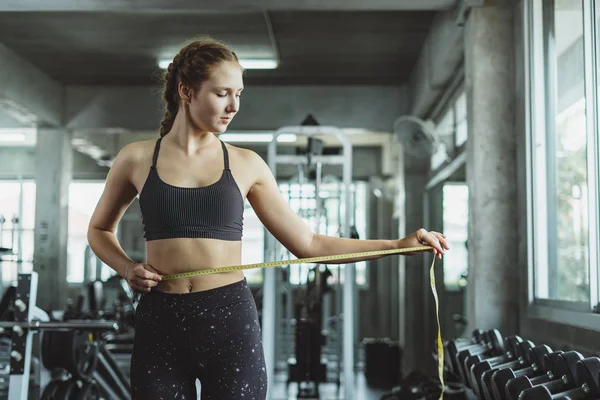 Hermosa Chica Entrenamiento Gimnasio —  Fotos de Stock