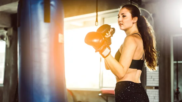Jonge Sportieve Vrouw Ponsen Zware Tas Gym Kickboxing Vrouw Ponsen — Stockfoto