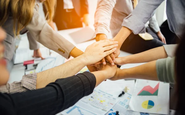 Zakenmensen Slaan Handen Ineen Tijdens Hun Meeting Succes Winnend Concept — Stockfoto