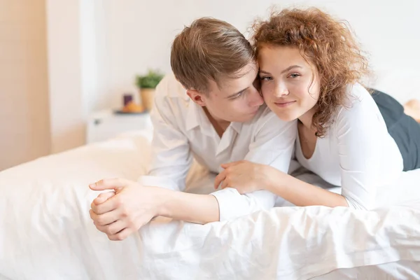 Charmant Couple Ensemble Étreignant Souriant Tout Étant Couché Dans Chambre — Photo