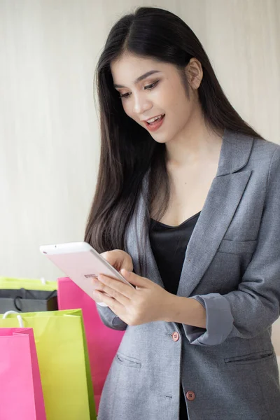 Online Shopping Concept Jonge Vrouw Houden Met Behulp Van Laptop — Stockfoto
