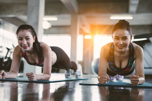 Beautiful Asian Women Working Out Gym Together Plank Pose — 图库照片