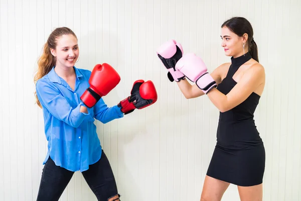 Výkonné Podnikatelky Obleku Růžové Červené Boxerské Rukavice — Stock fotografie