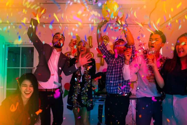 Pessoas Uma Festa Noite Grupo Amigos Celebrar Festa Jogar Confete — Fotografia de Stock