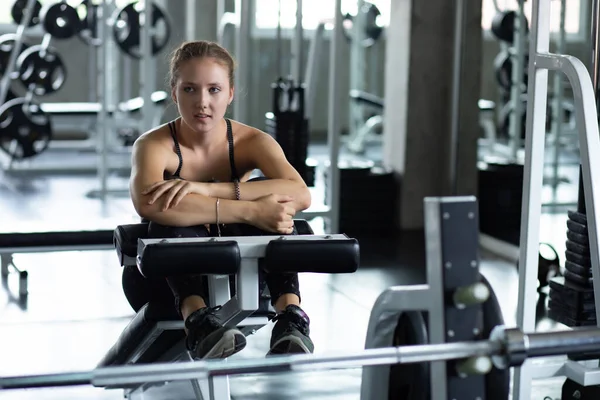 Mujer Fitness Entrenamiento Mostrando Ejercicios Con Máquina Ejercicios Gimnasio Concepto —  Fotos de Stock