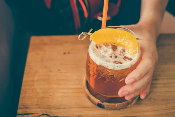 Verre Thé Glacé Aux Pêches Sur Une Table Bois Dans — Photo