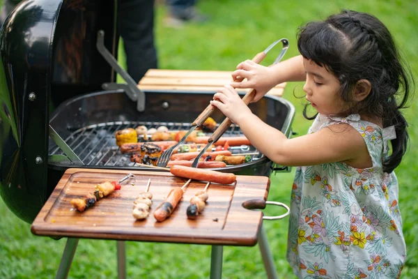 Dziewczynka Grillu Przygotowuje Steki Dzieci Grillują Mięso Rodzinny Kemping Cieszyć — Zdjęcie stockowe