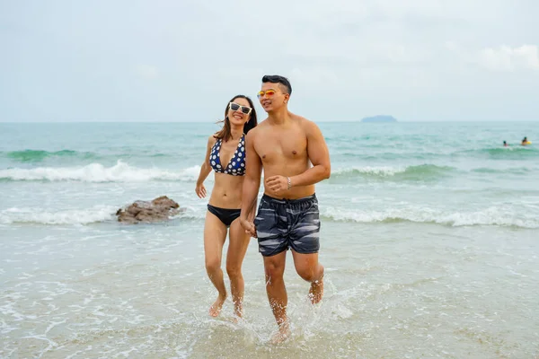 Feliz Pareja Asiática Traje Baño Caminando Desde Mar Juntos — Foto de Stock